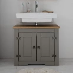Maison Belfort Meuble sous lavabo Finca Rustica - Pin gris 17 Maison Belfort Meuble sous lavabo Finca Rustica - Pin gris -Meubles de salle de bain Soldes 2022 1000201872 210121 07031200013 MOOD DETAILS P000000001000201872 mood
