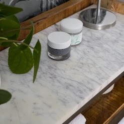 Wolf-Möbel Salle de bain Marble VIII (3 éléments) - Manguier massif - Manguier / Marbre blanc -Meubles de salle de bain Soldes 2022 1000229622 210720 07430000019 DETAILS P000000001000229622